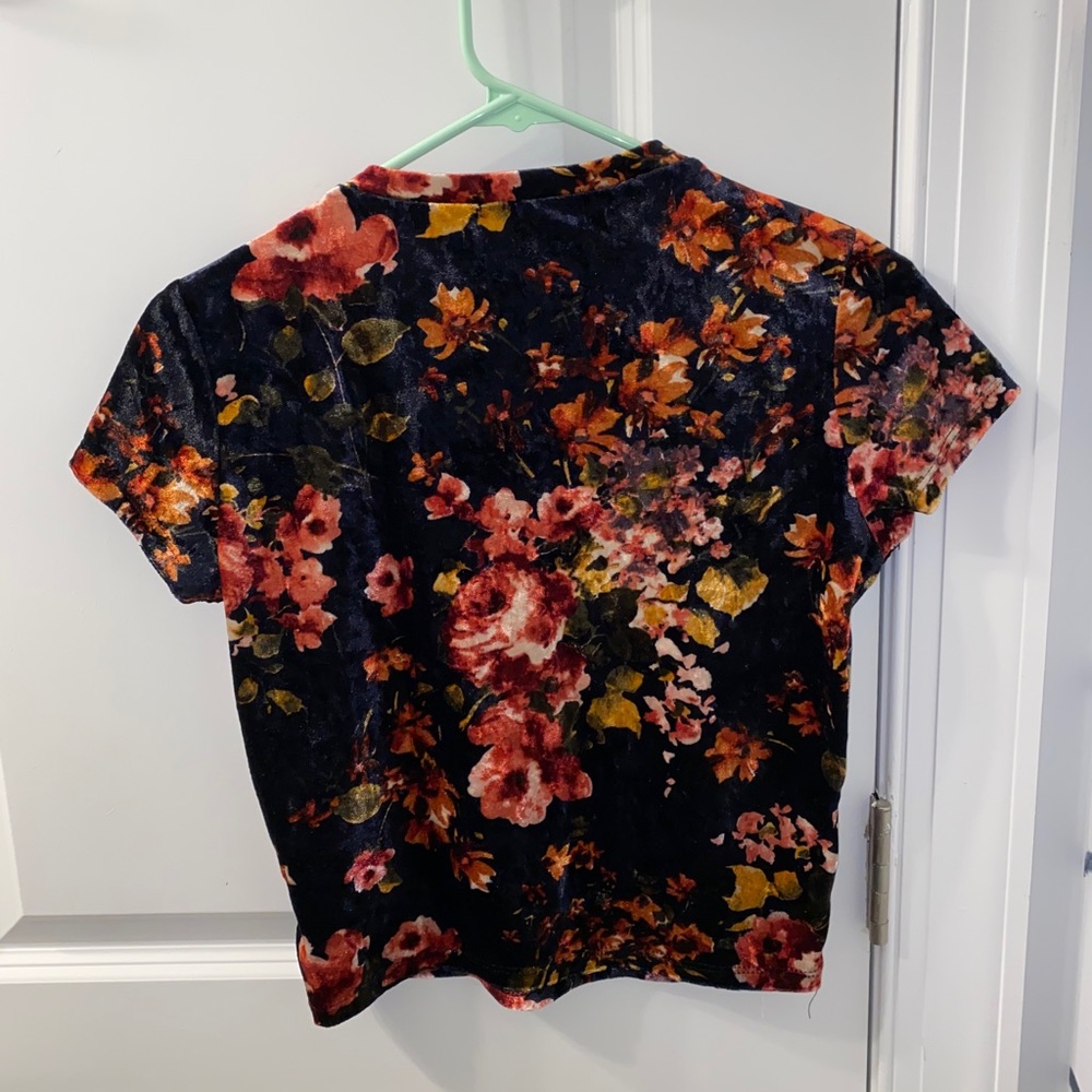 Urban Outfitters velvet cropped top - Picture 2 of 3